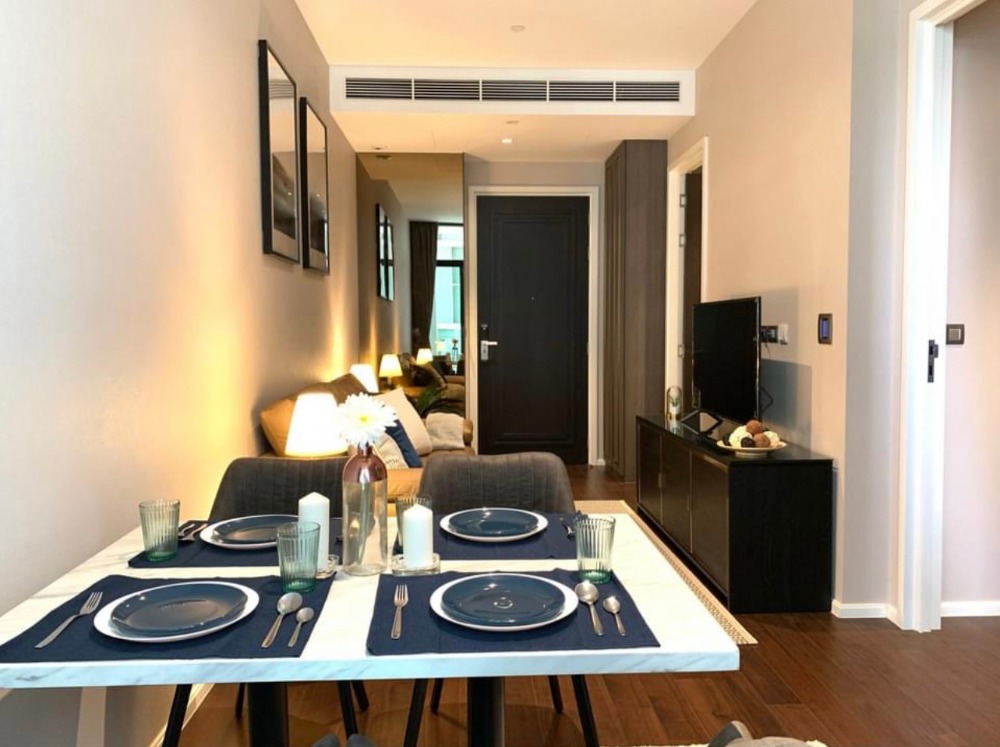 The Diplomat 39: Located on the 10th floor, this condo has 1 bedroom and is conveniently situated near the BTS Phrom Phong station.