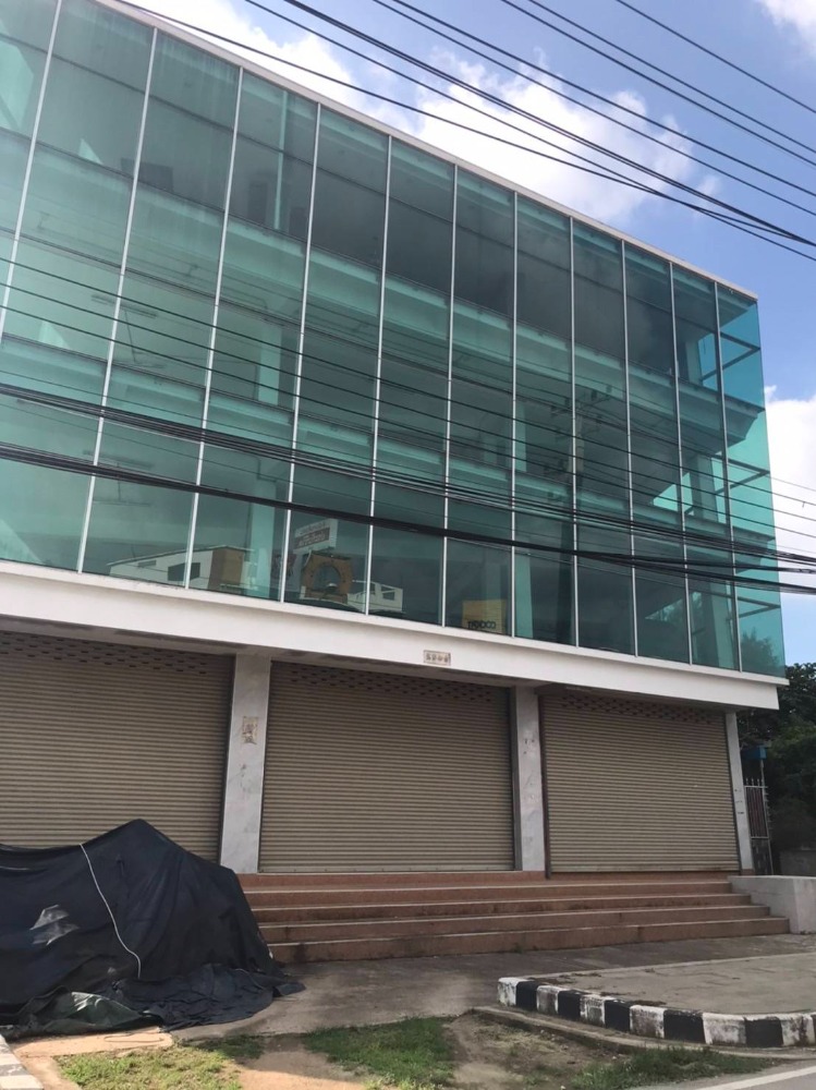 4-story commercial building, Mae Sot, next to the road to Rim Moei. 4-story commercial building, Mae Sot, next to the road to Rim Moei.
