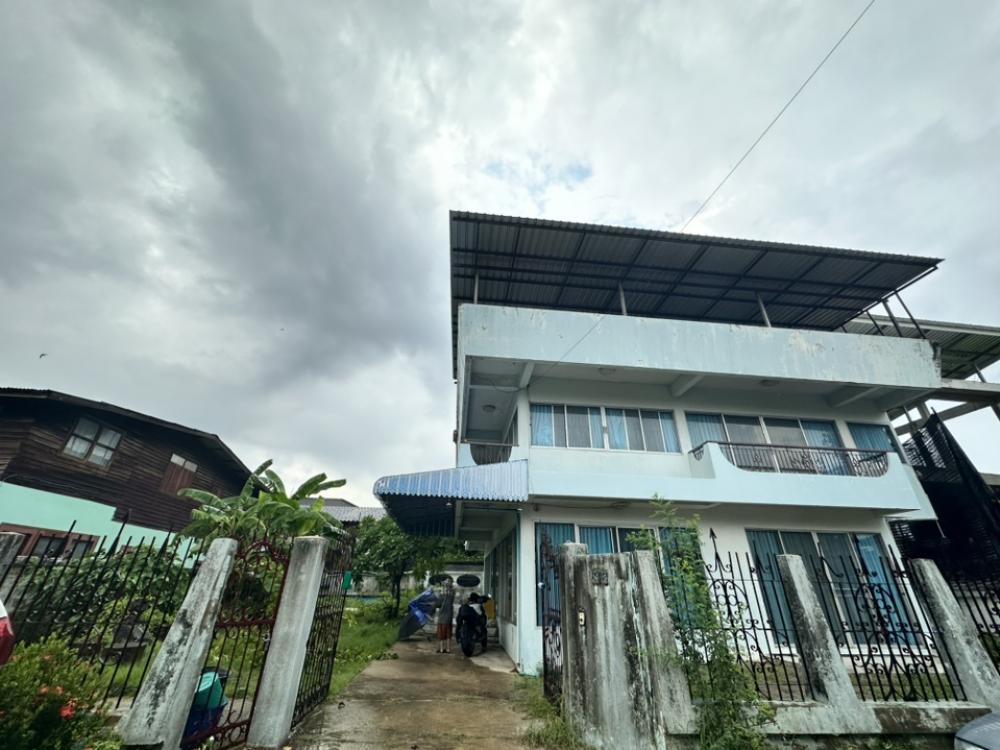 Selling an old house that needs to be renovated with a land area of 97 sq m. The land is a beautiful rectangle. Located in a quiet alley, good neighbors. Selling an old house that needs to be renovated with a land area of 97 sq m. The land is a beautiful rectangle. Located in a quiet alley, good neighbors.