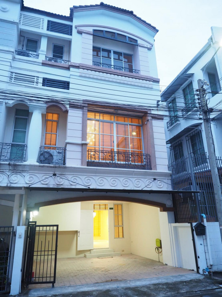 Townhome for rent, 3 floors, corner house, Baan Klangmuan Ladprao-Yothin Phatthana Ekamai-Ramintra area, 3 bedrooms (with en suite bathroom), 4 bathrooms.