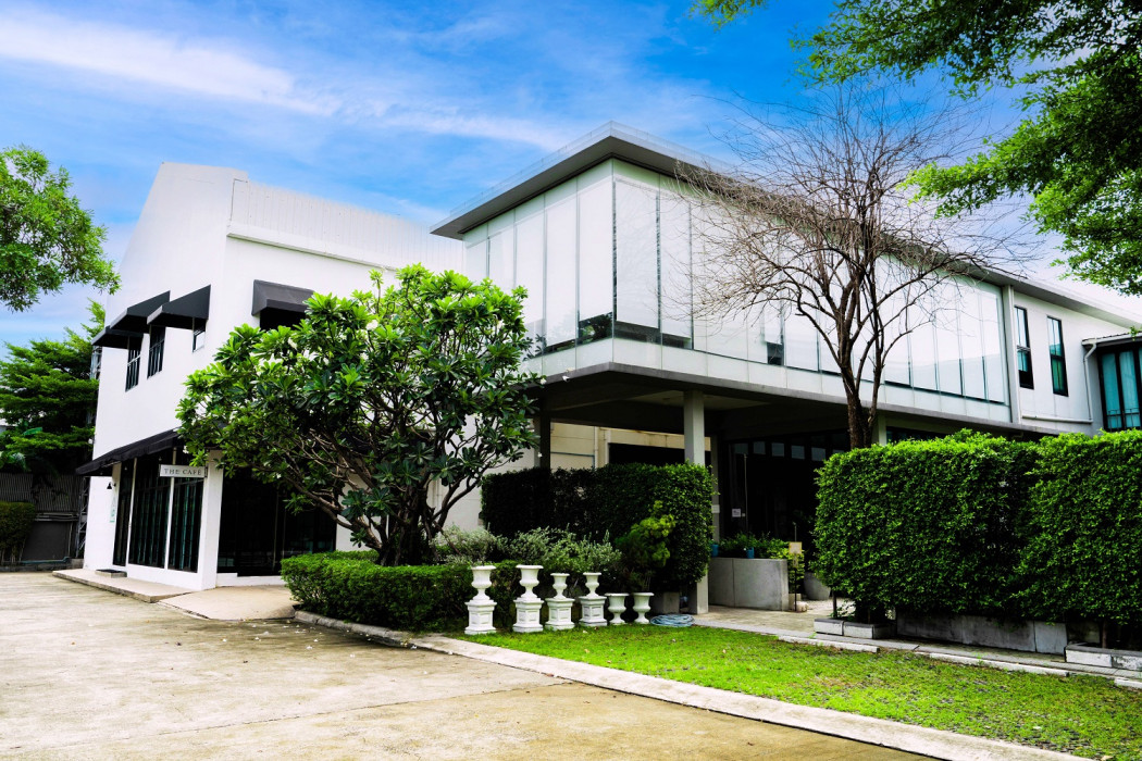Office for sale with warehouse and studio in the Lat Phrao area (near the BTS Yellow Line station), area 1-2-83 rai, parking for 20-25 cars. Office for sale with warehouse and studio in the Lat Phrao area (near the BTS Yellow Line station), area 1-2-83 rai, parking for 20-25 cars.