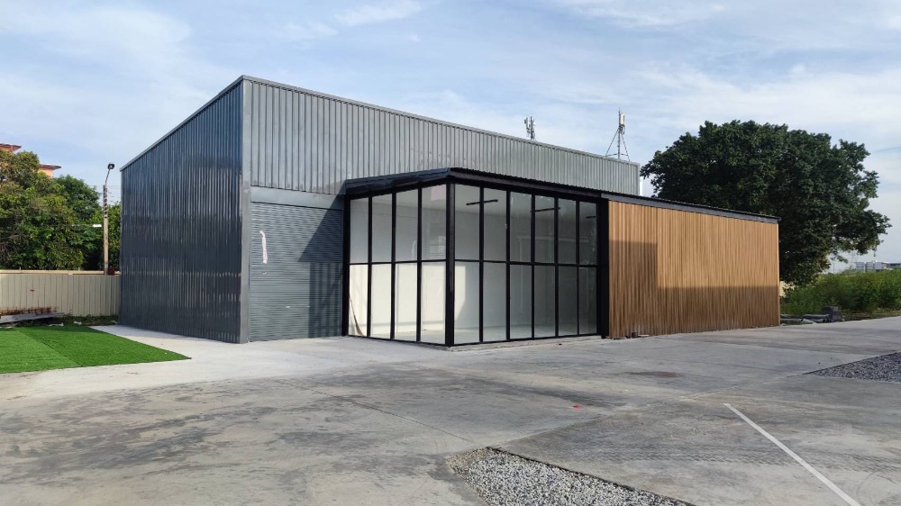 Modern showroom, newly built, ready to use. Along Bangna Trad Road Opposite Mega Bangna Area 270 sq m.