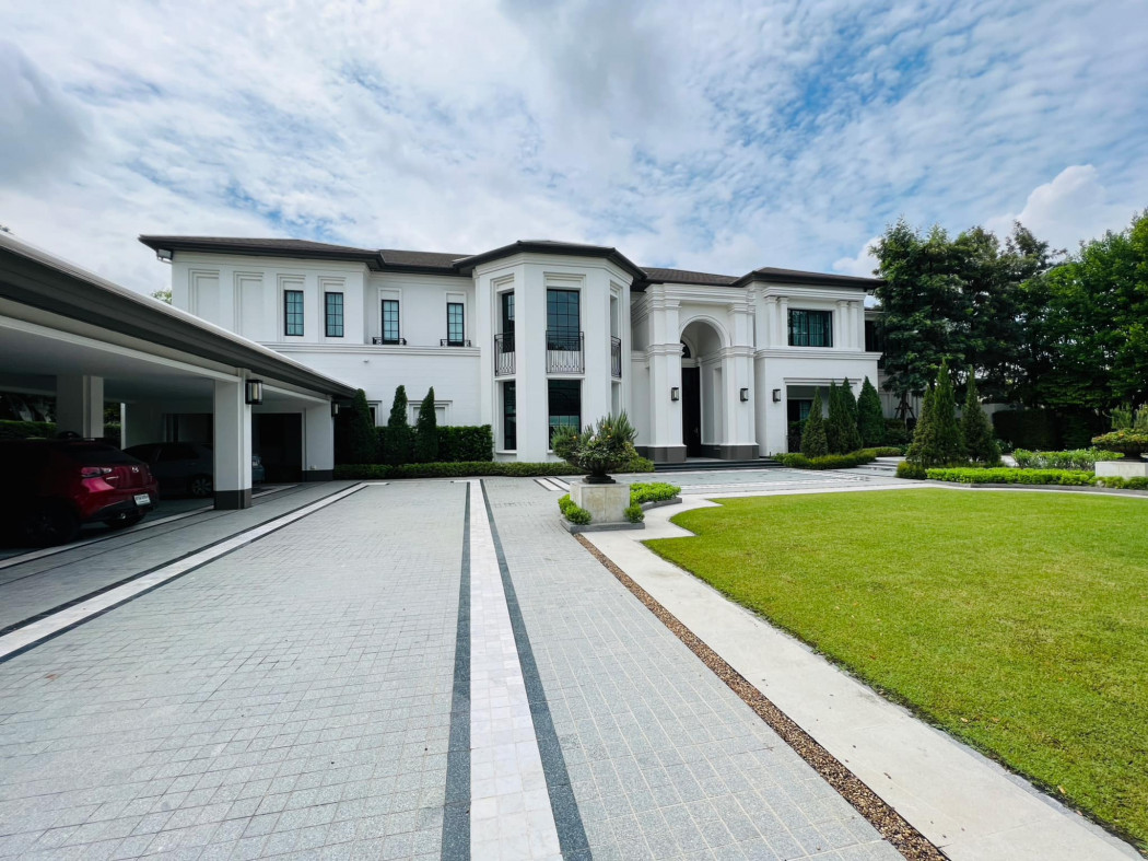 House for sale, Sansiri Phatthanakan (entire built-in, all new) on an area of 420 sq m, 1100 sq m, 5 bedrooms, 6 bathrooms, parking for 6 cars in the house. House for sale, Sansiri Phatthanakan (entire built-in, all new) on an area of 420 sq m, 1100 sq m, 5 bedrooms, 6 bathrooms, parking for 6 cars in the house.