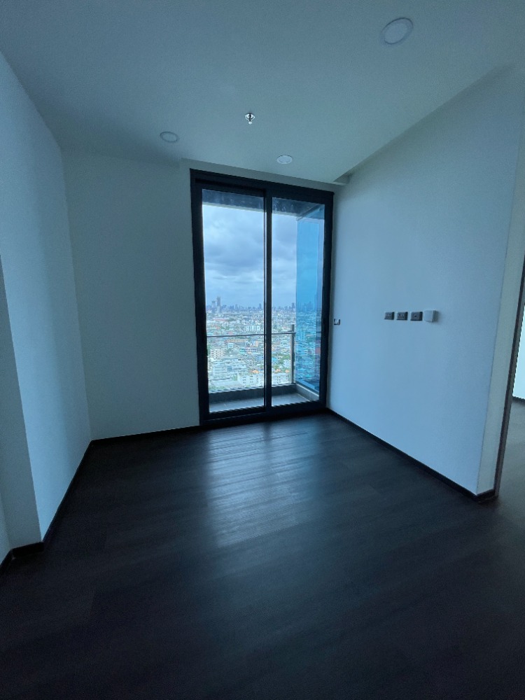 Condo for sale, Sapphire Luxurious Condo Sathorn-Rama 3, 25th floor, usable area 54.00 sq m, 2 bedrooms, 2 bathrooms, fully furnished, SB furniture throughout, Chao Phraya River view. Close to Bhumibol Bridge (Industrial Ring Road) and Si Rat Expressway. 