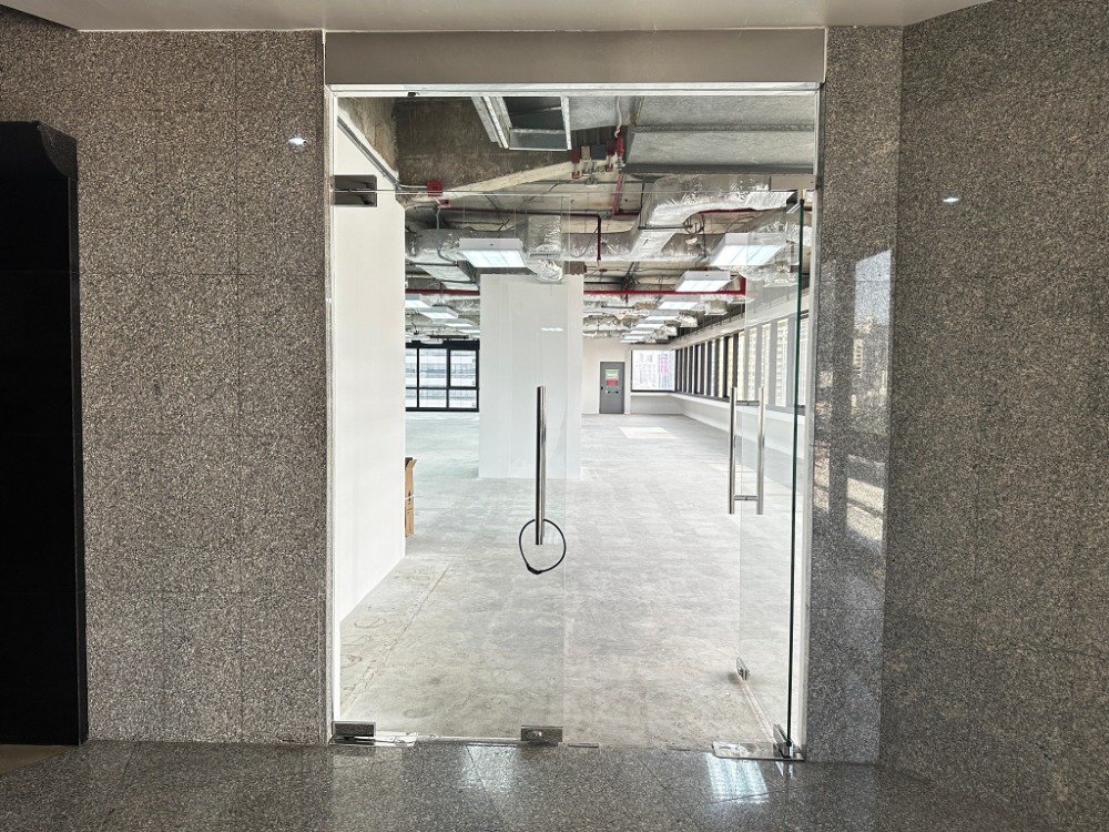 💕{FOR RENT} Office new renovated connect to BTS Chongnonse Station and BRT Sathorn Station 💕