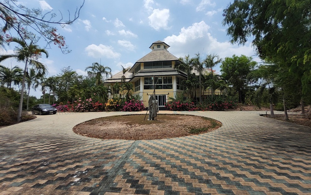 Urgent sale!!! House with land along the Bang Pakong River, 11-2-89 rai, price 50 million baht,  selling himself, negotiable.