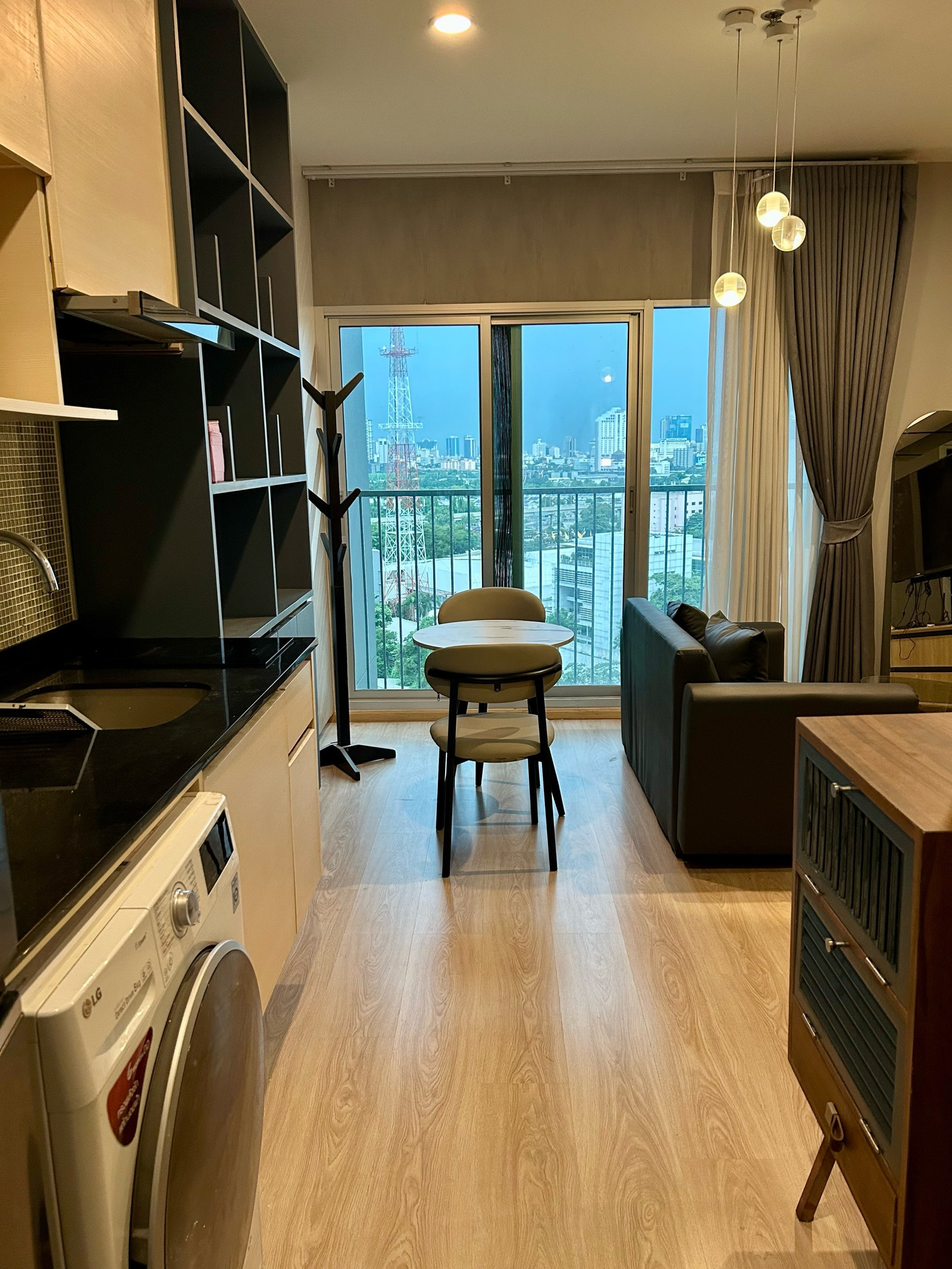 SHOCK! ให้เช่า Noble Revolve Ratchada I 2bed 2 ba NEW Lux Decor 53 sqm Nice view call 0909-782-762 – รูปที่ 2
