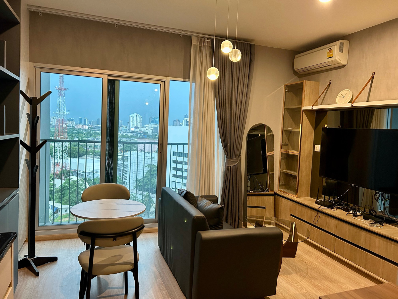 SHOCK! For rent Noble Revolve Ratchada I 2bed 2 ba NEW Lux Decor 53 sqm Nice view call 0909-782-762 SHOCK! For rent Noble Revolve Ratchada I 2bed 2 ba NEW Lux Decor 53 sqm Nice view call 0909-782-762