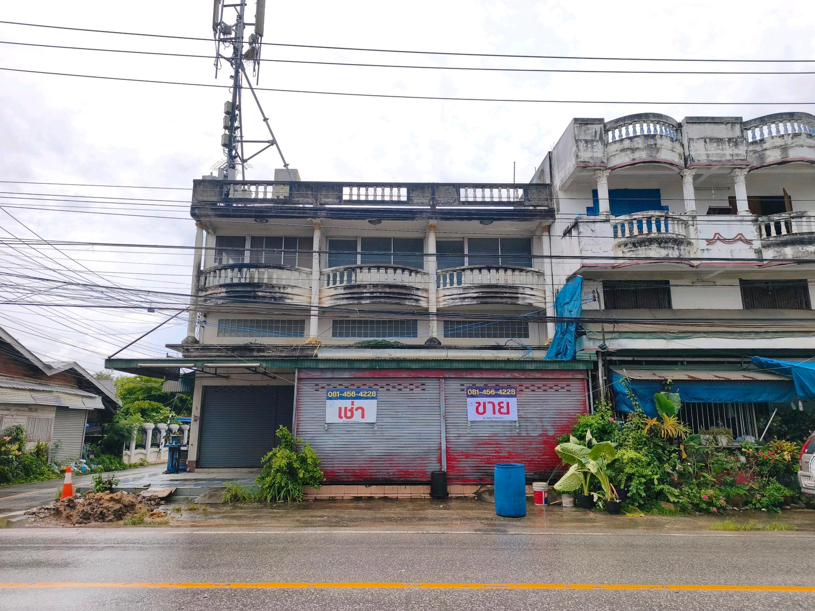 For sale/rent: Commercial building, Fang District, 2 and a half floors, 2 units, 45.7 sq wa., connected buildings, near Fang District Office, Chiang Mai Province