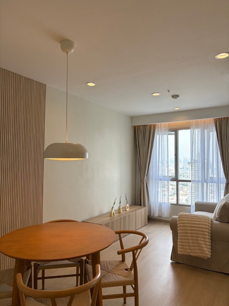 ⭐️[RENOVATED!] คอนโดลุมพินี ชั้น 32 วิวแม่น้ำและเมือง Fully Furnished []