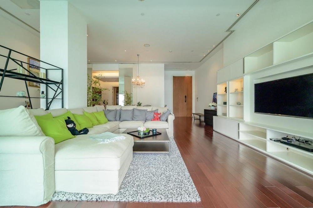 ♦ Rare Unit ♦ 5+ Floor 237 sq.m. | 2 Bedrooms, 3 Bathrooms | Condo near BTS Phrom Phong 1 min., EmQuartier 2 mins., Emporium 2 mins.