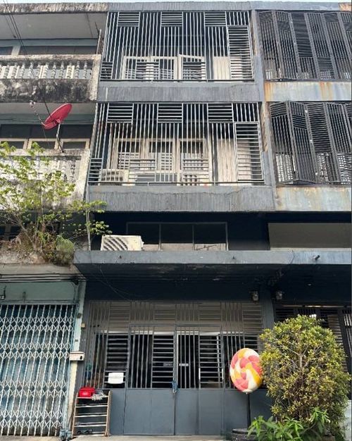 Commercial building for rent near Big C Suksawat, only 3 minutes.