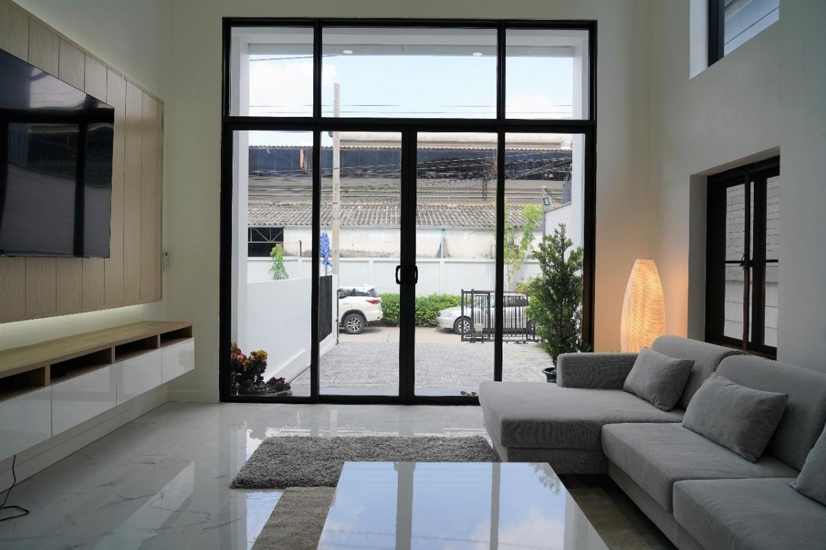 ขายTownHome พร้อมผู้เช่า น้ำไม่ท่วมบ้านเหมาะลงทุน แต่งครบ รถไฟฟ้าสีเหลือง สถานี ศรีกรีฑา  สนามบินสุวรรณภูมิ  ถ.ศรีนครินทร์   รร.นานาชาติเวลลิงตัน  รร.ไบลต์ตัน คอลเลจ  รร.นานาชาติ แสตมฟอร์ด  ม.รามคำแหง  สนามกอล์ฟ กรุงเทพกรีฑา  – รูปที่ 2