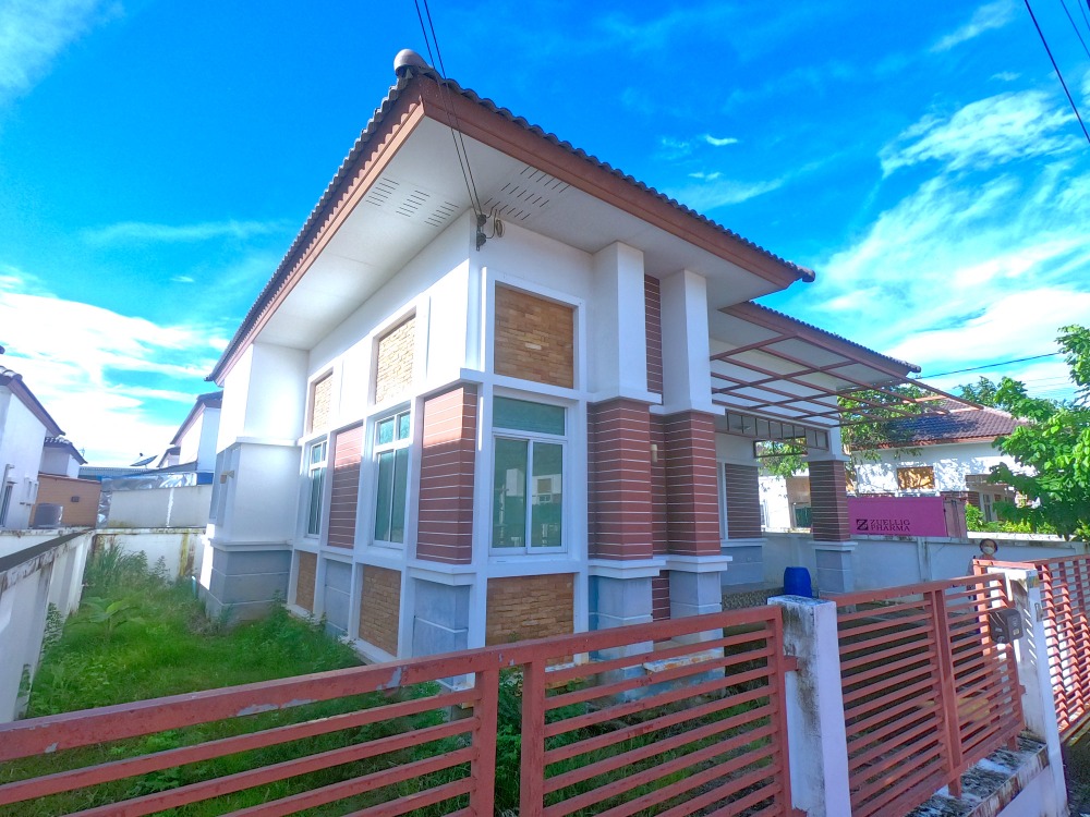Single detached house, Kittinakorn Green Avenue, corner house. Single detached house, Kittinakorn Green Avenue, corner house.