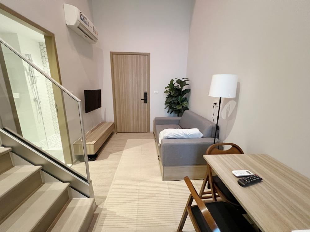 👑 Altitude Unicorn Sathorn-Tha Phra 👑 Duplex room for rent, 2 bedrooms, 1 bathroom, decorated in Loft style, ready to move in immediately.
