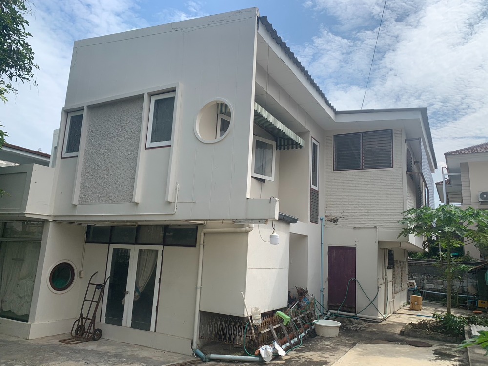 Land for sale with detached house Behind Thai Airways office Near Lung Perm Market Land for sale with detached house Behind Thai Airways office Near Lung Perm Market