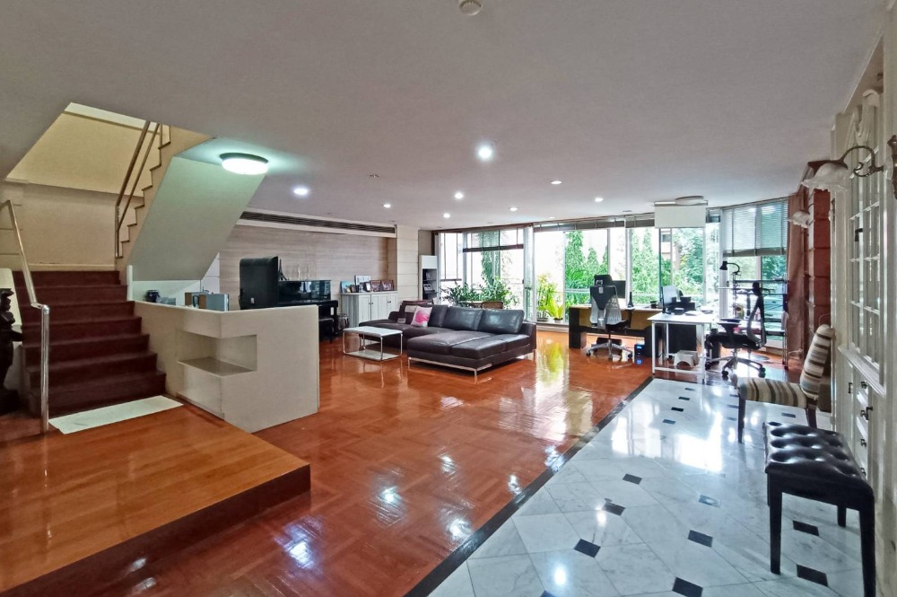 📢👇For sale rare item on Soi Sukhumvit 24 Penthouse duplex 4 beds with huge space of 400 sqm, petfriendly Emporium, Benjasiri park walk to BTS Phromphong.