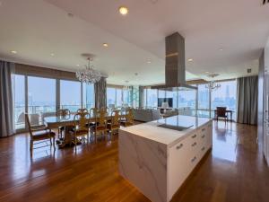 High Floor! Spacious 4 Beds Unit for Rent!