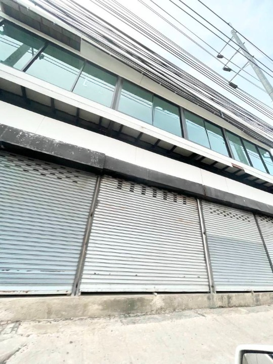 Commercial building for rent near Central Ramintra, just 1 minute.