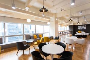 เซอร์วิสออฟฟิศ สำนักงานให้เช่า อโศก Serviced Office สำนักงานสำเร็จรูป ตกแต่งสวย พร้อมเข้าอยู่ อาคาร เสริมมิตร ทาวเวอร์ สุขุมวิท21 ( Serm-Mitr Tower Asoke ) พื้นที่สำหรับ 1 - 50 ท่าน ราคาเริ่มต้น 10,000 บาท/เดือน ใกล้รถไฟฟ้า BTSอโศก, MRTสุขุมวิท ย่านอโศก