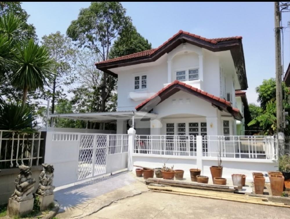 Beautiful corner house, quiet, full relaxation, easy to get into the city, Pink and Orange Lines, the beginning of the line, the village is on Suwinthawong main road, can enter and exit from two ways from the house, 15,000 baht.