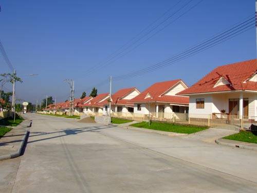Land for sale in Lamphun Province, area 51 rai 2 ngan 29 square wa, is a housing project. Near Lamphun Industrial Estate, special price 40 million baht, only this month. The  is selling it himself.