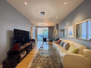 Luxury Furnished 1 Bed Riverview Condo for Rent!
