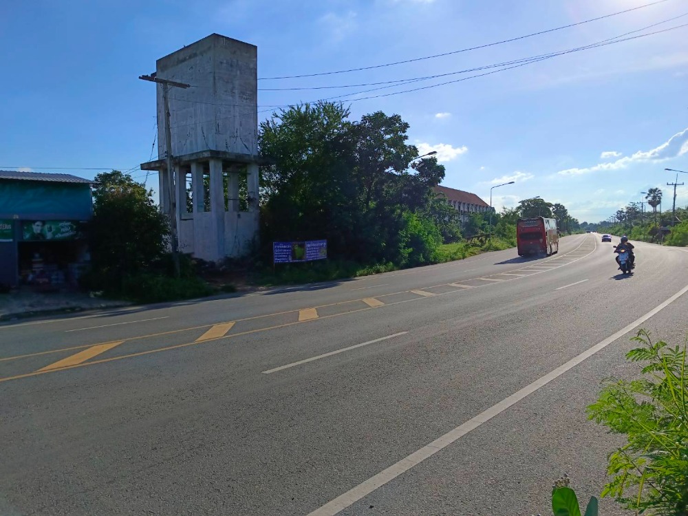 Land for sale, filled, no flooding, in a community, next to Highway 3211 (4 lanes), Ban Chian, Han Kha, Chainat, 17 rai 391 wa, 300,000/rai, suitable for dividing into plots for sale Land for sale, filled, no flooding, in a community, next to Highway 3211 (4 lanes), Ban Chian, Han Kha, Chainat, 17 rai 391 wa, 300,000/rai, suitable for dividing into plots for sale