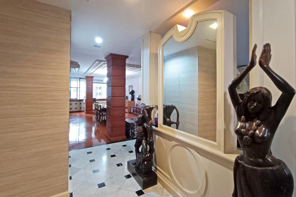 ♦ Prime Location ♦ Duplex type, ชั้น 05+ 410.00 ตร.ม. | 4 ห้องนอน 6 ห้องน้ำ | คอนโดใกล้ Emporium 2 นาที, BTS สถานีพร้อมพงษ์ 3 นาที – รูปที่ 4