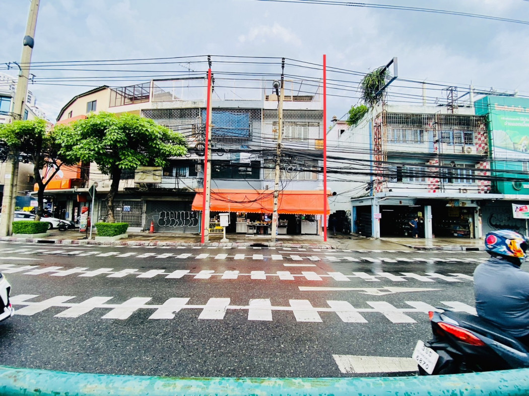 Selling commercial building, kasem rat junction, usable area of 288 square meters and size 24 square wah, located on Phra Ram 4 Road.