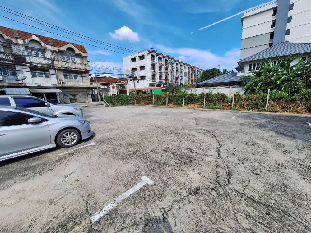 Land for rent Suitable for use as a convenience store, convenient for washing, trading location, land in front of the entrance to the village, condo, apartment in the heart of the residential community, located at Soi Theparak 15, 206 sq m, good land size – รูปที่ 4