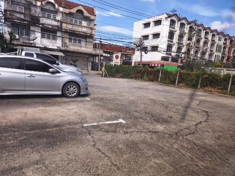Land for rent Suitable for use as a convenience store, convenient for washing, trading location, land in front of the entrance to the village, condo, apartment in the heart of the residential community, located at Soi Theparak 15, 206 sq m, good land size – รูปที่ 3