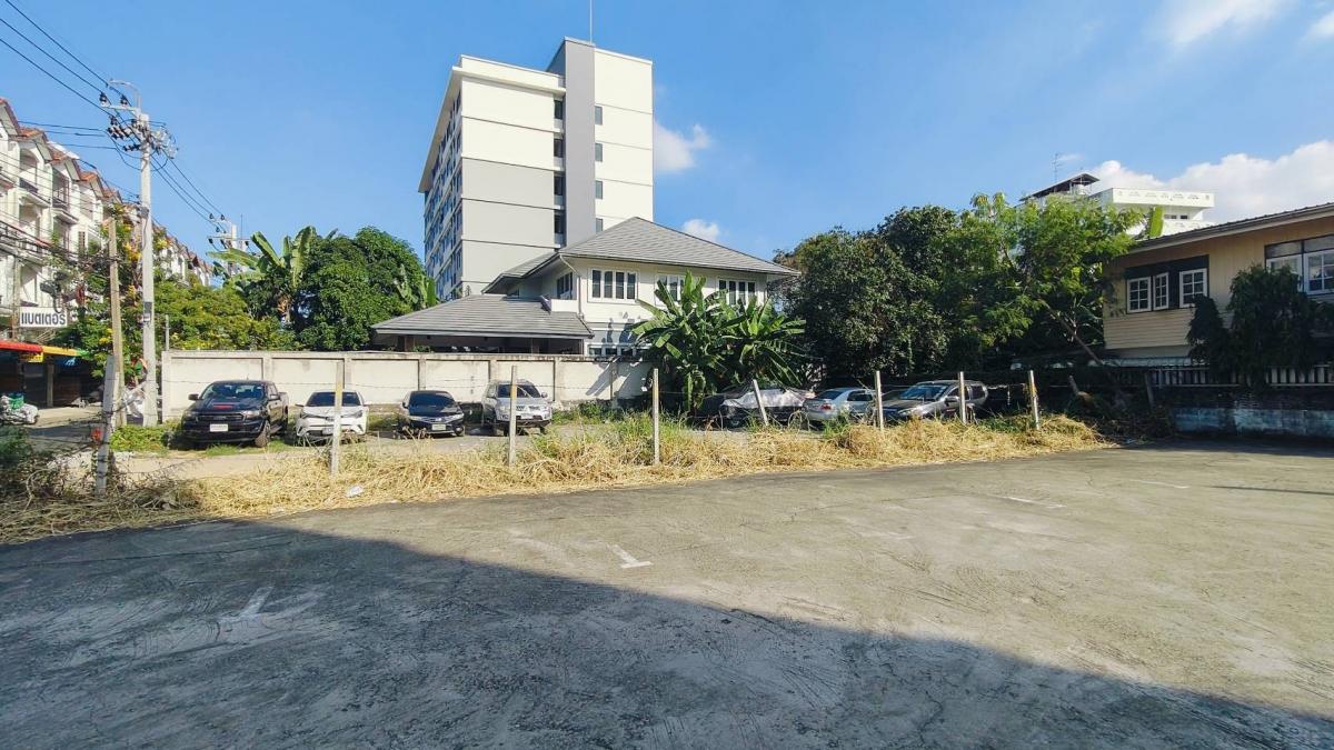 Land for rent Suitable for use as a convenience store, convenient for washing, trading location, land in front of the entrance to the village, condo, apartment in the heart of the residential community, located at Soi Theparak 15, 206 sq m, good land size – รูปที่ 2