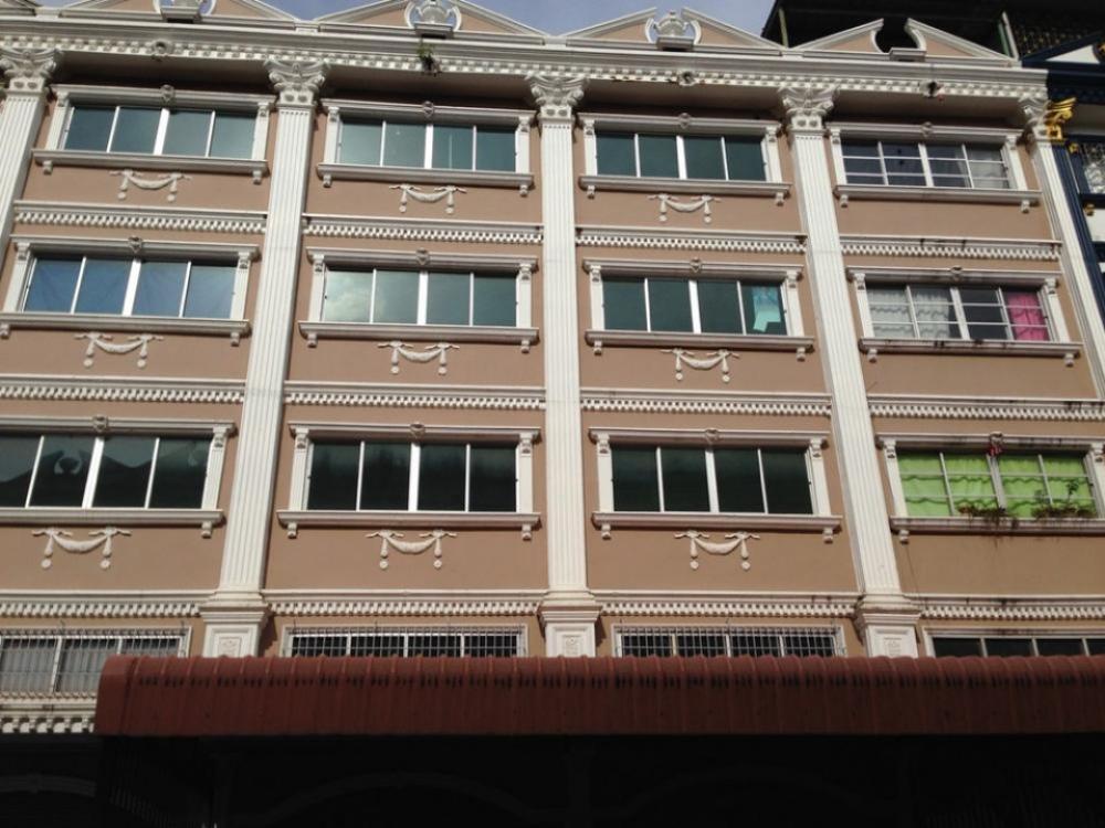 For sale, 4-story commercial building, 1/2 Soi Suwinthawong 31, behind Thai Marine School, Lam Phak Chi Intersection. Suwitawong Road, contact Khun Noi 089-159-5914