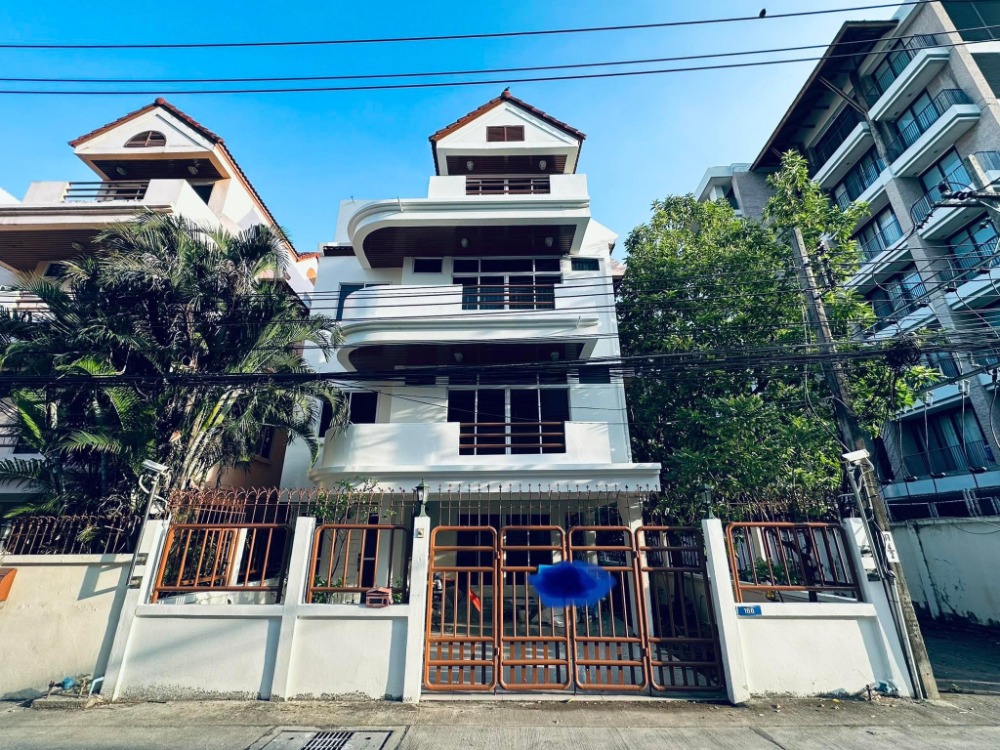 🏠 For Rent: Home Office or 4-Bedroom House with Maid's Room 🏠 Located in the Ekkamai and Em Districts.