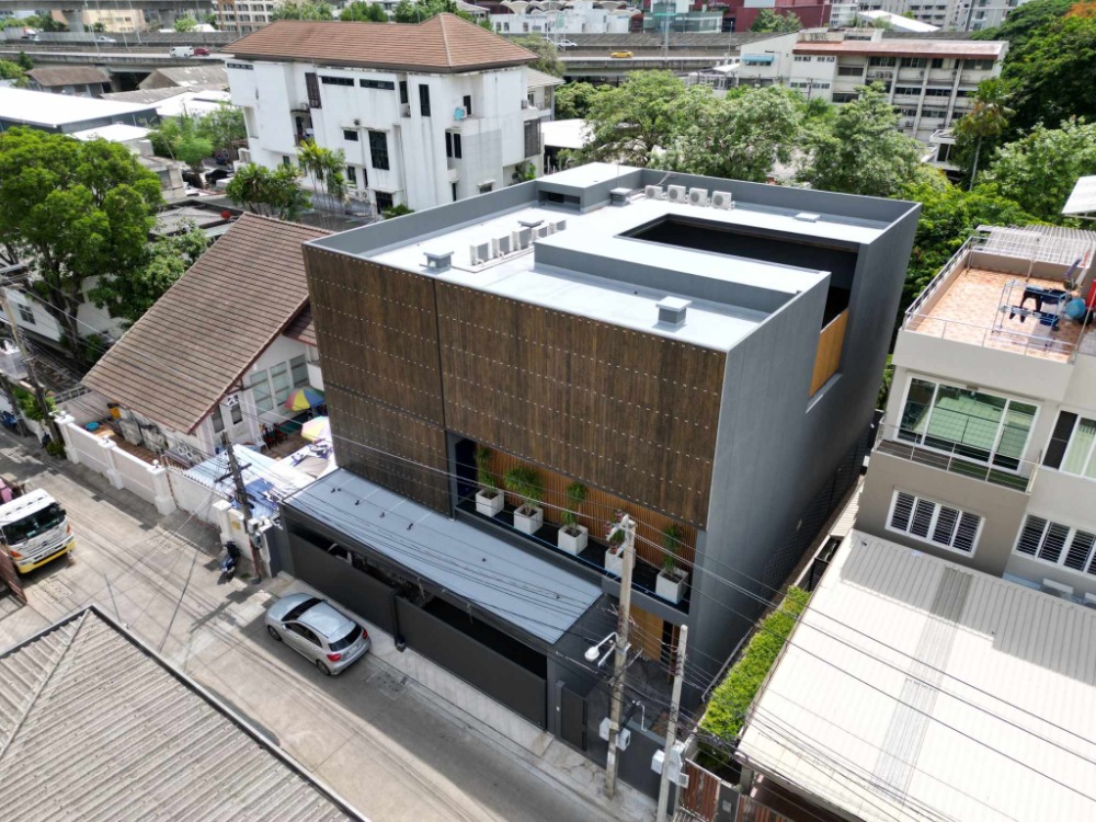 For sale: 3-story detached house (Modern Luxury), Pridi Banomyong area, area 102 square wah, 775 square meters, 4 bedrooms, 5 bathrooms, parking for 4 cars.