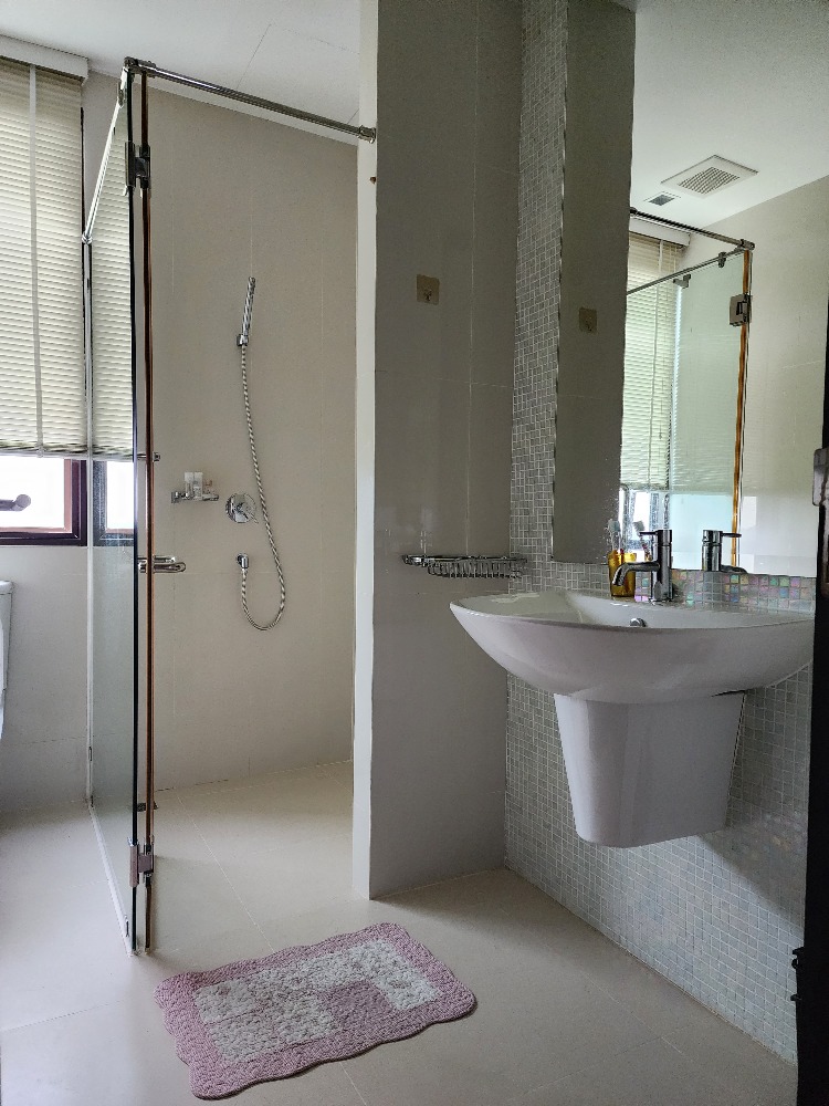 Beachfront condo for rent, 2 bedrooms, beautiful view, wide balcony, sea breeze.