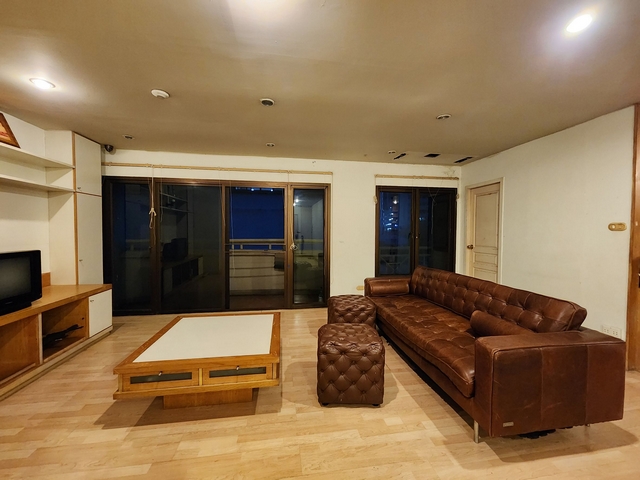 Condo for sale, Aree Place Sukhumvit 26, size 3 bedrooms, 173 sq m., near BTS Phrom Phong. Condo for sale, Aree Place Sukhumvit 26, size 3 bedrooms, 173 sq m., near BTS Phrom Phong.