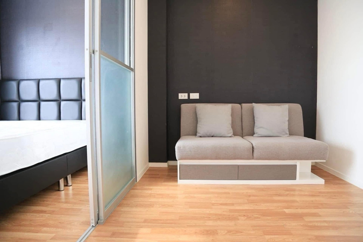 For rent: Lumpini Ville Ratchaphruek-Bang Waek, Building C, has air conditioning, TV, refrigerator, water heater, microwave.