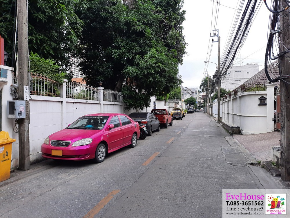 Land for Sale soi Charoen Nakorn Size of Land 936 sq.wa. Width around 50 m. 1.2 km. from Wongwian Yai station ( Green Line )