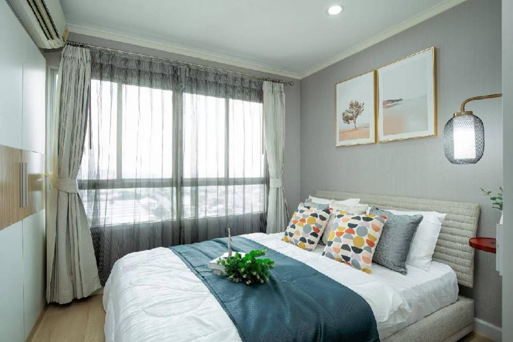 Beautiful room with romantic corner. Invite friends to sip wine in our room. 🍷😍