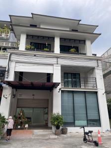 Luxurious home office for sale, Thonburi Complex, Rama 2, decorated and ready to move into business, prime location, business district.