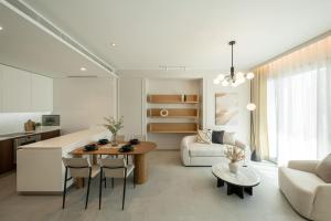 Newly Renovated! Fully Furnished 1 Bed Condo for Rent!