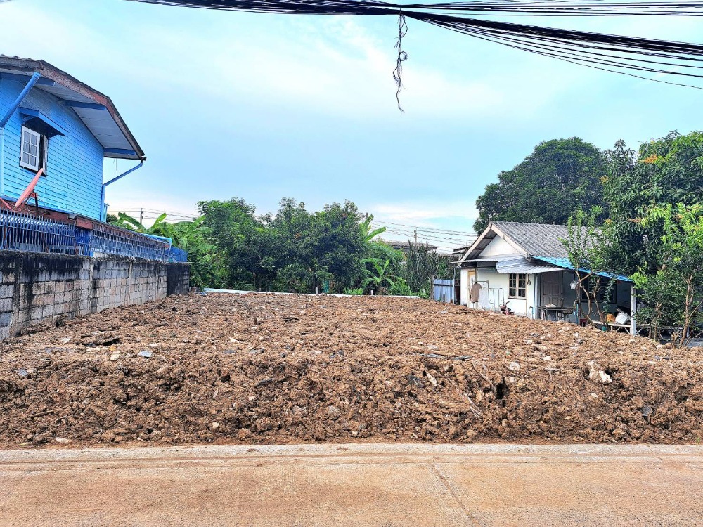 Land near MRT Yaek Rom Klao Station!! Very good location!! Land for sale, size 53 square wah, Soi Romklao 5 Yaek 2-3, land filled, ready to build a single house or shop immediately, walk only 500 meters to Romklao Road,