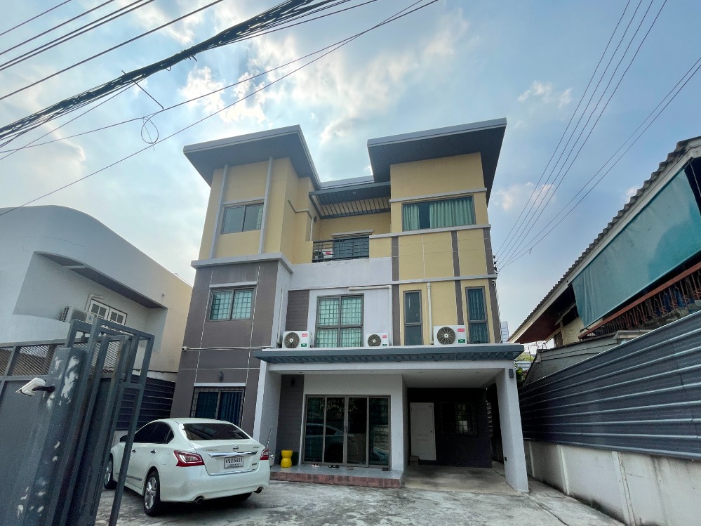 Baan Ladphrao Soi 1 / 4 Bedrooms (SALE) NUB589