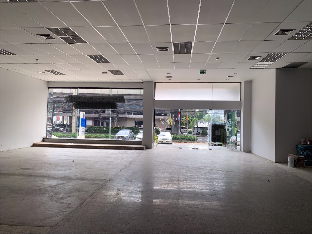 Space for rent with parking near the expressway Space for rent with parking near the expressway