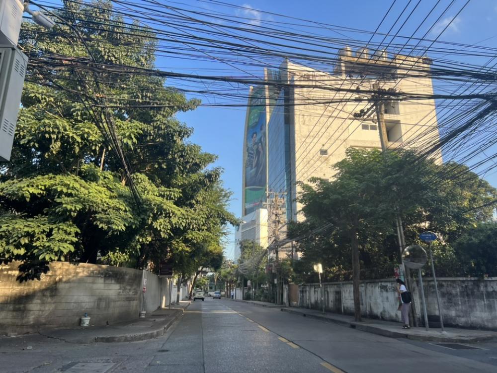 Land with buildings Vibhavadi Soi 5 Land with buildings Vibhavadi Soi 3 Land with buildings Phon Yothin 18 / 1 Land with buildings Vibhavadi Soi 5 Land with buildings Vibhavadi Soi 3 Land with buildings Phon Yothin 18 / 1