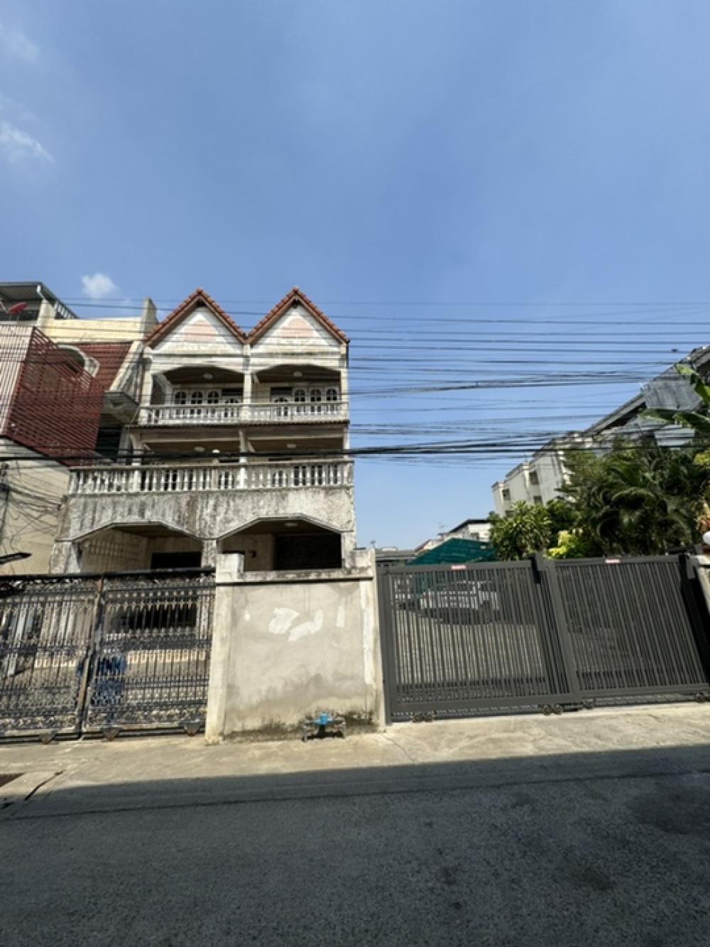 3 -storey house for sale in Soi La Sal, Bangkok 100 sq.w. Water, living area, 480, more than 10 car parks, near the bearings 3 -storey house for sale in Soi La Sal, Bangkok 100 sq.w. Water, living area, 480, more than 10 car parks, near the bearings