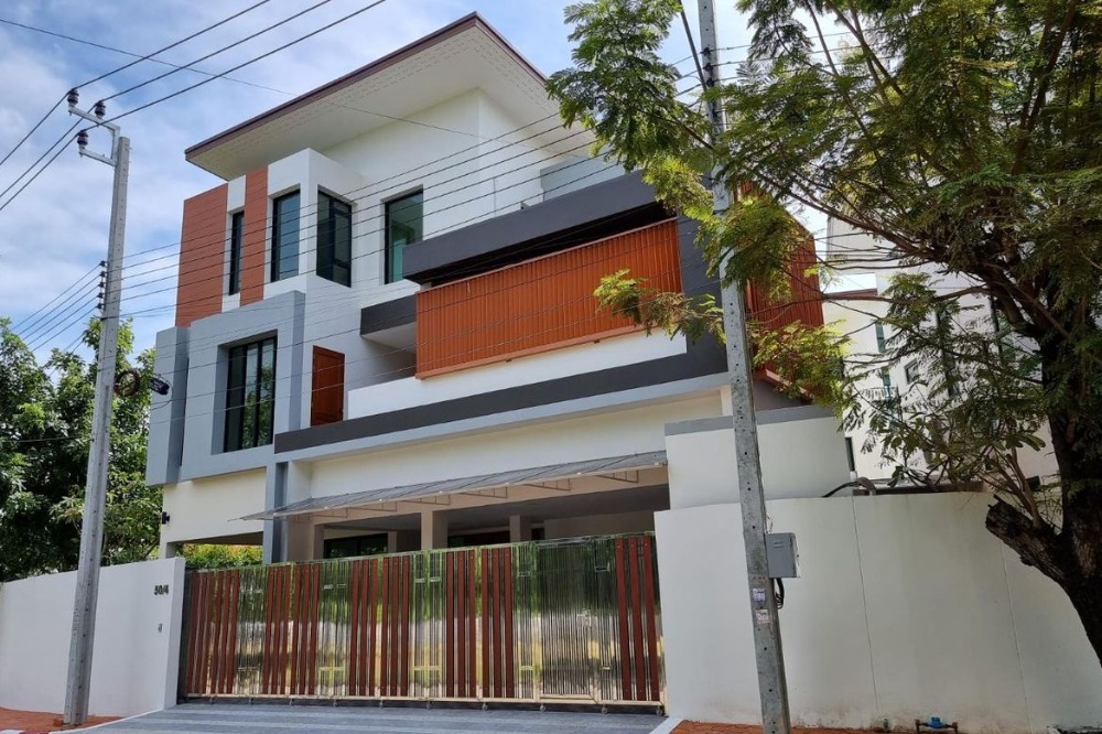 ขายด่วนกฤษดานคร21 ขนาด3ชั้น พร้อมสระว่ายน้ำส่วนตัว ถ.บางนาตราด กม.7 พื้นที่ 530 ตร.ม 5นอน6น้ำ1ห้องใต้ดินบ้านสวยติดทะเลสาปพร้อมหิวกรัเป๋าเข้าอยู่ได้เลย ใกล้ห้างเมกะบางนา BTS สีเหลือง ขาย 25 ล้านบาท ถนนบางนาตราด กม.7