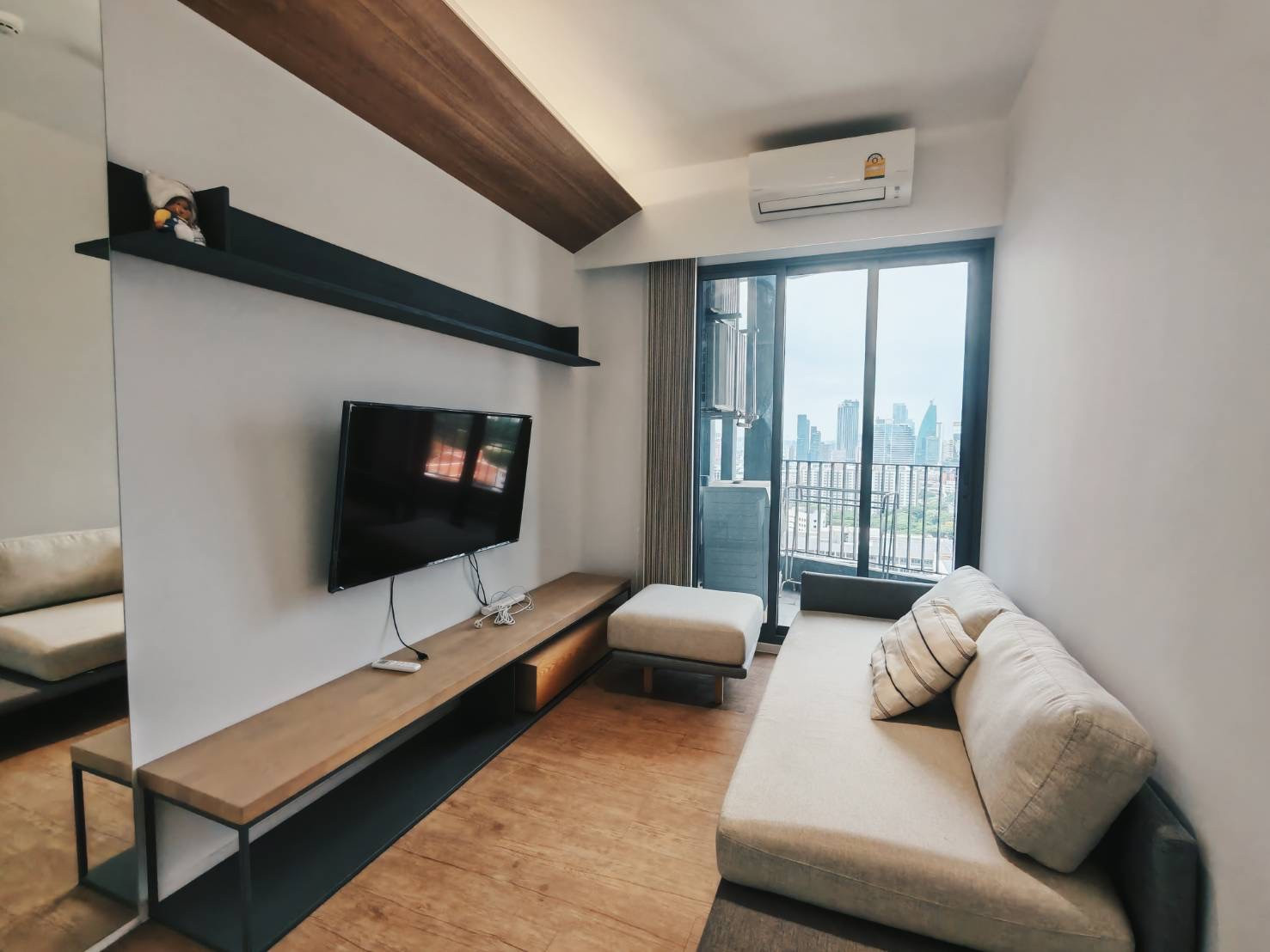 Ready to move in room, easy walk to Chula studies, Triple Y Residence, next to Samyan Mitrtown mall, Samyan MRT, complete with electrical appliances.